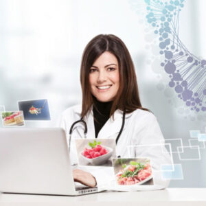 Dietista-Nutricionista genética sonriendo con portatil