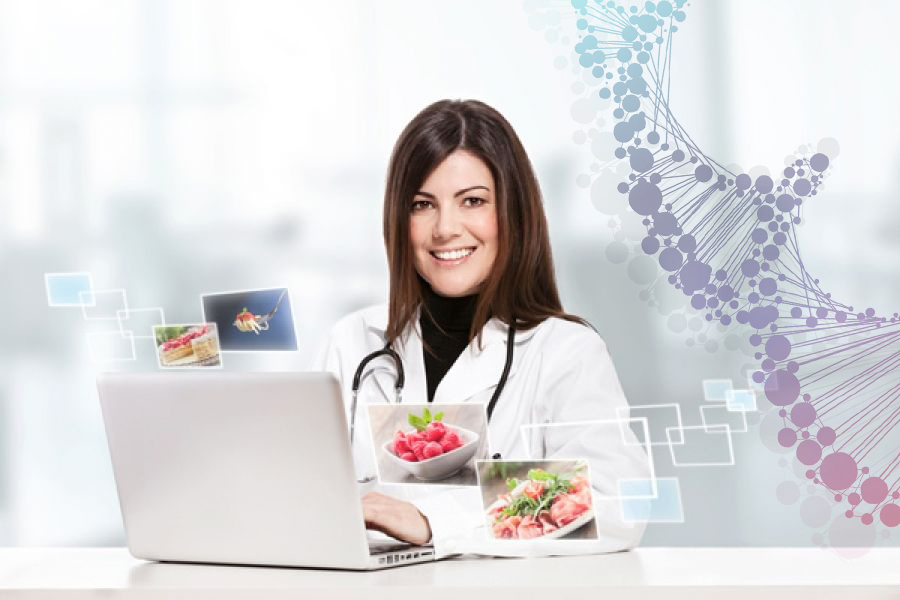 Dietista-Nutricionista genética sonriendo con portatil